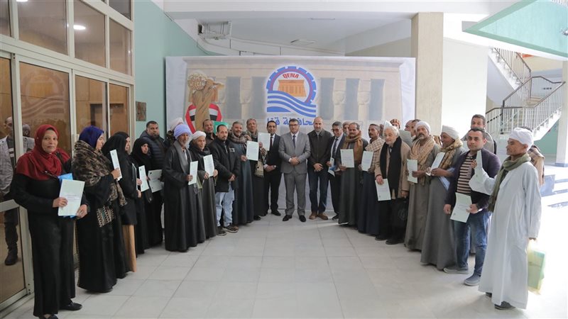 محافظ قنا