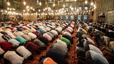 سورة الإخلاص بين التراويح.. هل قراءتها في الاستراحة بين الركعات بدعة؟