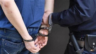 ضبط منتحل صفة موظف تراخيص للنصب على أصحاب المحال بالهرم