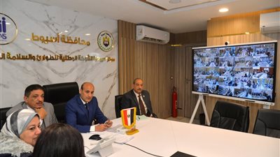 محافظ أسيوط يشارك في اجتماع متابعة استرداد أراضي الدولة