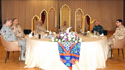 وزير الدفاع  يلتقى مقاتلى البحرية والمنطقة الشمالية العسكرية ويشاركهم الإفطار