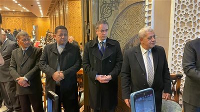 أحمد المسلماني يشارك عائلة فهمي عمر في تلقي عزاء شيخ الإذاعيين