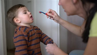 إصابة بفرشاة الأسنان تسبب سكتة دماغية لطفلك.. ما الأمر؟