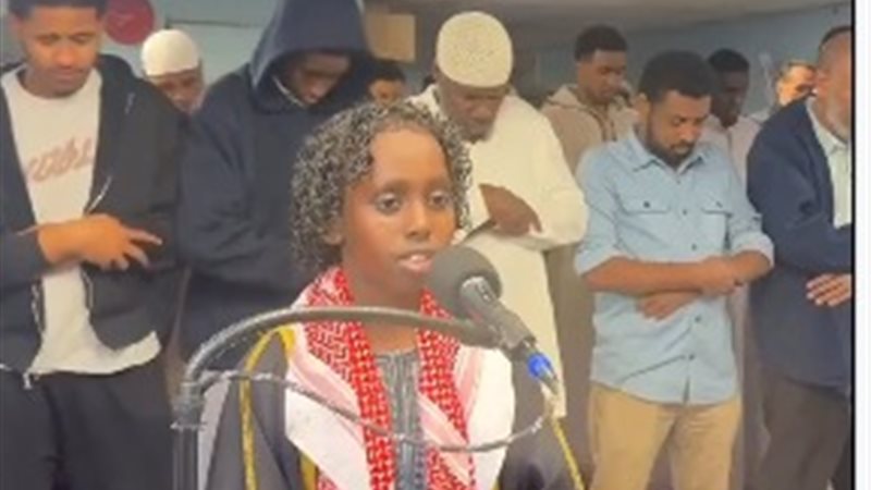 طفل صومالي يؤم المصلين