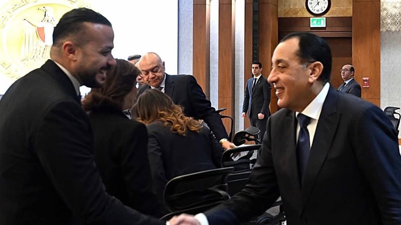 رئيس الوزراء مع الجارحي