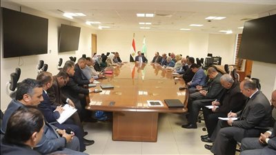 وزير الزراعة يبحث تطوير الثروة الحيوانية والداجنة مع قيادات الطب البيطري