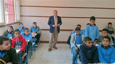 وكيل تعليم أسيوط يتفقد مدارس شطب: متابعة الانضباط وبرامج علاج الطلاب الضعاف