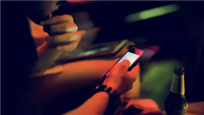 فخ الدوبامين.. لماذا يصعب الإقلاع عن المقامرة عبر الإنترنت؟