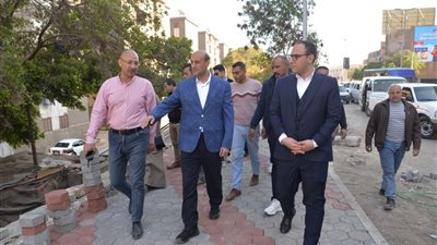 محافظ أسيوط يتفقد أعمال توسعة الطريق وتطوير الأرصفة بحي شرق