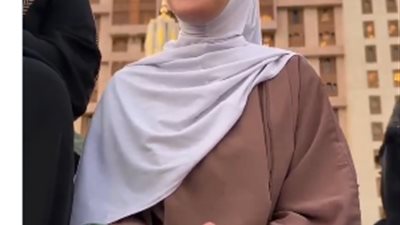 لحظات إنسانية في الحرم المكي.. مصرية تعلم أجنبية الدعاء خلال عمرة رمضان