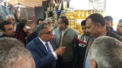 محافظ الدقهلية يتفقد المعرض الدائم للسلع الغذائية ومنفذ بيع الخبز بقناة السويس