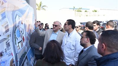 وزير الشباب والرياضة ومحافظ الإسكندرية يتفقدان منتدى الشباب بأبو قير