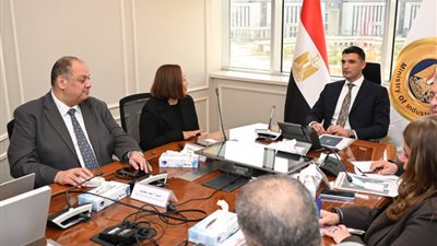  100 ألف وحدة سنويًا.. وزير الصناعة يبحث خطط توسع جنرال موتورز بمصر
