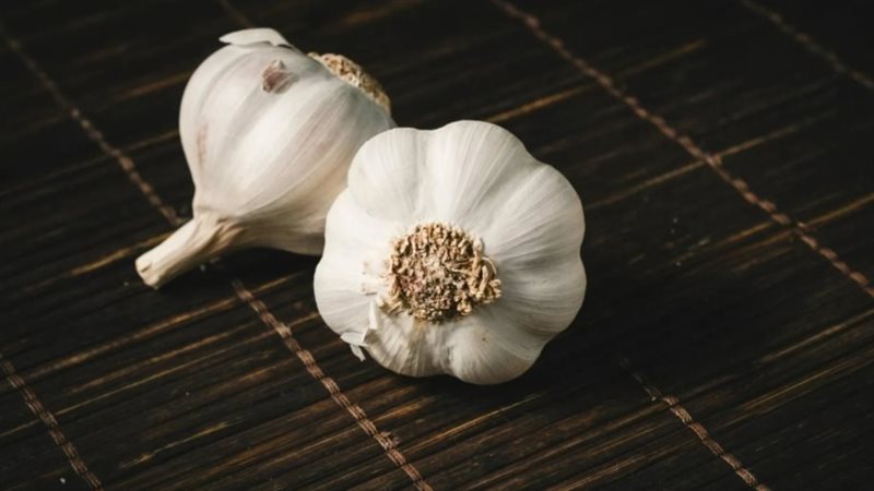 أطعمة تتفوق على الثوم