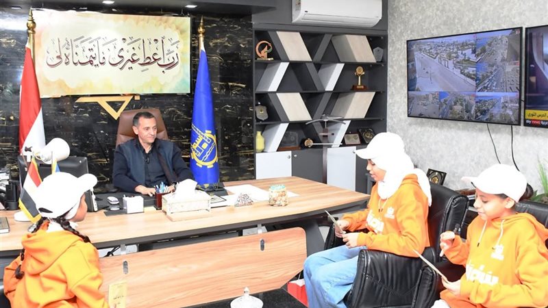 محافظ أسوان يلتقي
