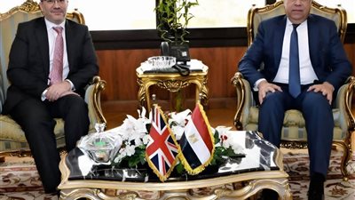 وزير الطيران المدني يستقبل السفير البريطاني بالقاهرة لتعزيز التعاون المشترك
