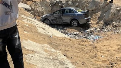 بسبب اختلال عجلة القيادة.. انحراف سيارة ووقوعها داخل منطقة جبلية في المقطم