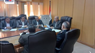 سكرتير عام الفيوم يترأس اجتماع لجنة حماية الرقعة الزراعية لمتابعة جهود الإزالة