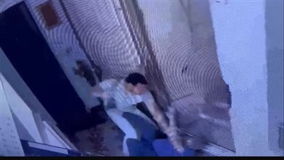 فيديو صادم..عامل يعتدى يضرب جاره بالساطور بسبب القاء القمامة