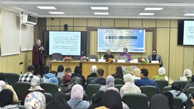 ندوة حول التوعيه الفكرية لدى الشباب وتعزيز قيم الانتماء بكليه تجارة أسيوط 