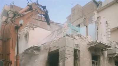إزالة عقار آيل للسقوط بشارع الوفدية بالسيدةزينب تنفيذًا لتوجيهات محافظ القاهرة
