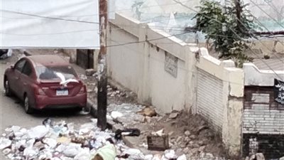 أهالي طنطا يستغيثون: تراكم القمامة يحاصر مدرسة 