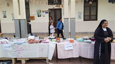 مائدة تجمع القلوب قبل الطعام.. إفطار مشترك لطالبات الفرنسيسكان بالأقصر 