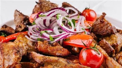 صينية لحم بالبصل والفلفل.. وصفة رمضانية سهلة ولذيذة للإفطار