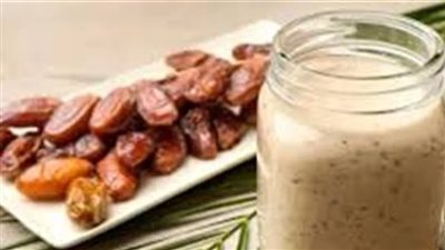 اشربيه في رمضان.. طريقة عمل سموذي التمر والقرفة ينعش جسمك 	