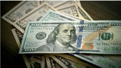 تراجع سعر الدولار مقابل الجنيه بالبنوك والأخضر يسجل 51.70 