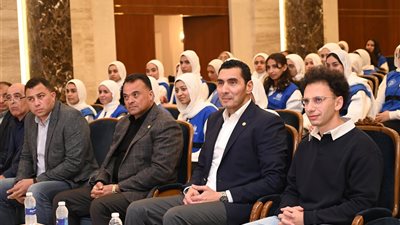 وزير الشباب والرياضة يتفقد المعسكر الدولي للشباب 