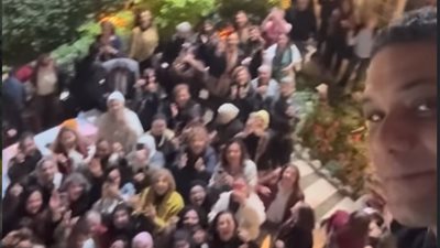 آسر ياسين يشارك لحظات مبهجة من إفطار والدته: «أحلى احتفال بالنجاح والحب»