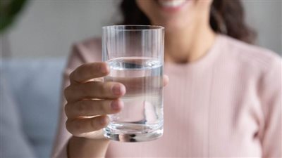 شرب الماء بكثرة.. هل يحمل خطرا خفيا على صحة الكلى؟ 