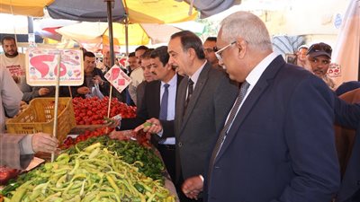 خلال جولة ميدانية بحي شرق.. محافظ سوهاج يتفقد عددا من الأسواق 