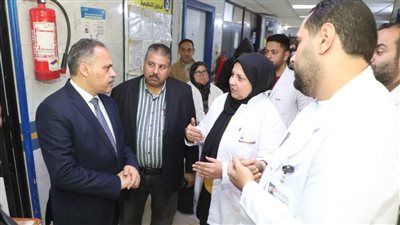 محافظ الشرقية يفاجئ مستشفى ديرب نجم ويؤكد .. صحة المواطن اولا