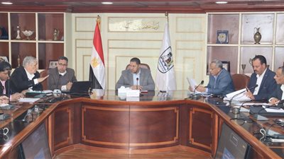 سكرتير عام بني سويف يناقش تنفيذ الخطة الاستثمارية وملفات التقنين والتصالح