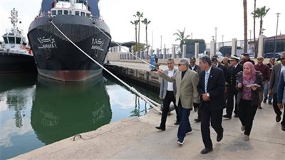 رئيس قناة السويس يوجه برفع درجة الجاهزية بمختلف المواقع بالمجرى الملاحي