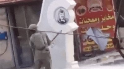 جندي إسرائيلي يحطم نصب تذكاري للزعيم الفلسطيني الراحل ياسر عرفات (فيديو)