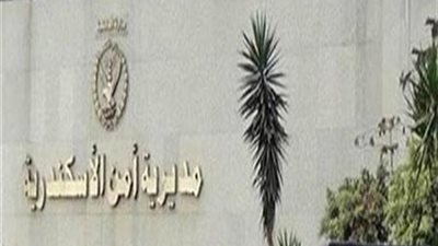 إصابة سائق في تصادم قطار بأتوبيس يقوده بمزلقان الهوارية في الإسكندرية