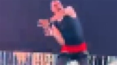 الأمن يفحص فيديو لشاب يقوم بأفعال خادشة للحياء وسط الطريق
