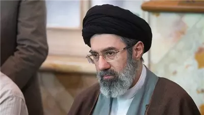 عضو بمجلس الخبراء الإيراني يشير إلى اختيار مجتبي خامنئي مرشدًا لإيران