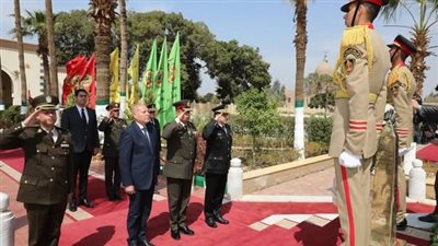 محافظ القاهرة يضع إكليلًا من الزهور على مقابر شهداء المنطقة العسكرية 
