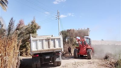 رفع 1200 طن مخلفات من نواتج تطهير الترع والمصارف بساحل سليم