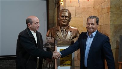 إزاحة الستار عن تمثال فؤاد حداد ببيت الشعر العربي وإهداؤه لصندوق التنمية 