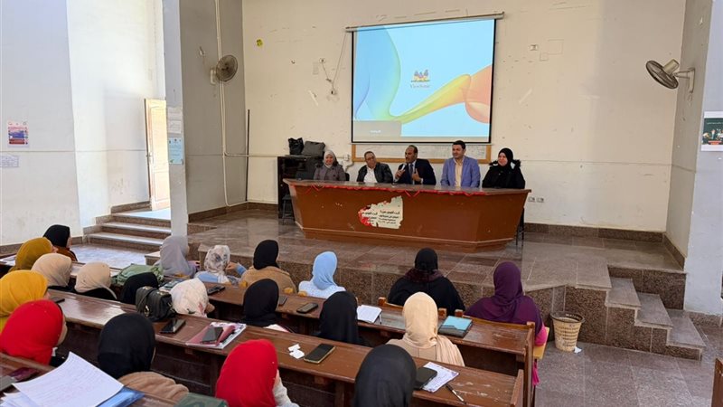 جانب من الندوة بكلية