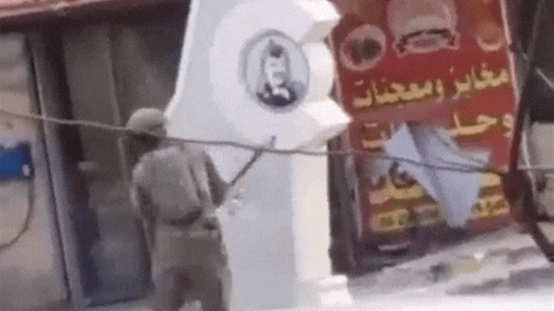 جندي إسرائيلي يحطم