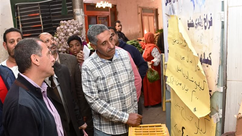 محافظ أسوان أثناء