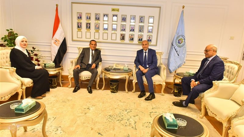 محافظ أسيوط وقيادات