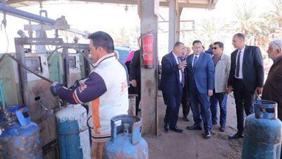 محافظ دمياط يختتم جولته بتفقد محطة تعبئة الغاز بشطا 