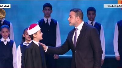 «واجهوا النار حبا في مصر»..كلمات مؤثرة لمصطفى حسني أمام الرئيس السيسي